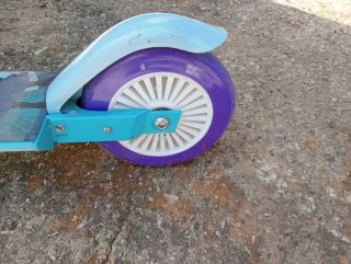 Patinete infantil Frozen. Plegable.de hierro.