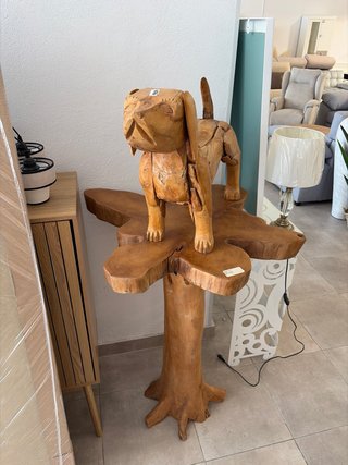 Perro de madera tallado a mano y mesa bar exterior