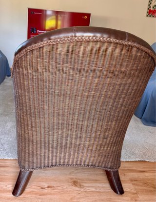 Butaca de madera y simil piel marrón