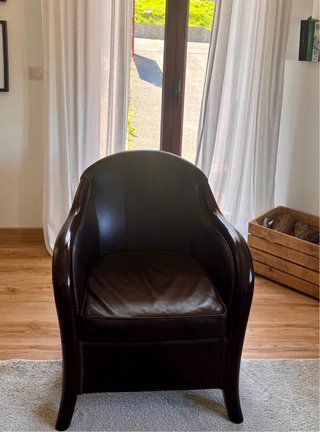Butaca de madera y simil piel marrón