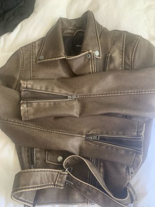 Cazadora efecto piel Pull&Bear marrón
