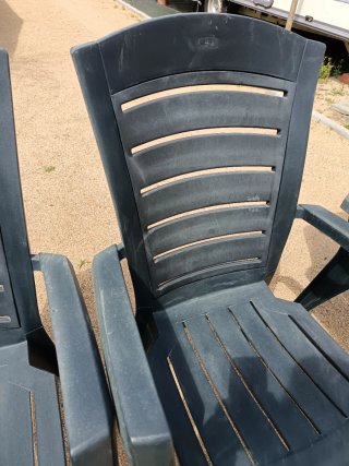 Conjunto de 4 sillas de plástico negras