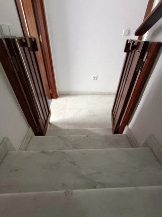 Puerta de seguridad madera para escaleras