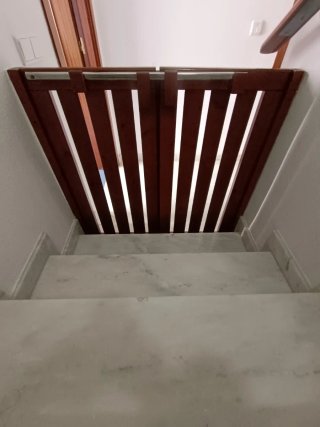 Puerta de seguridad madera para escaleras