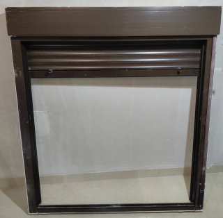 Ventana aluminio marrón con persiana. 1,20 x 1,20