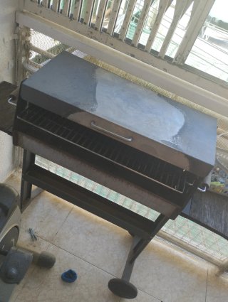 Barbacoa de metal negra y gris
