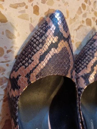 Zapatos tacón Rockport piel estampado serpiente.