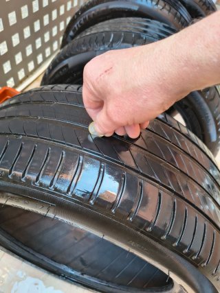 Neumático 235/45 R17 93V