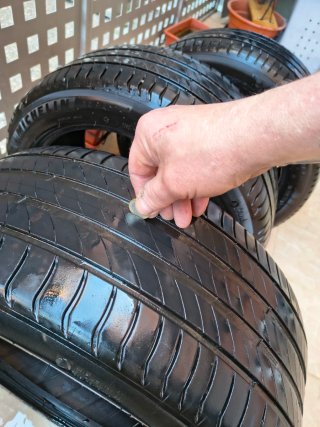 Neumático 235/45 R17 93V