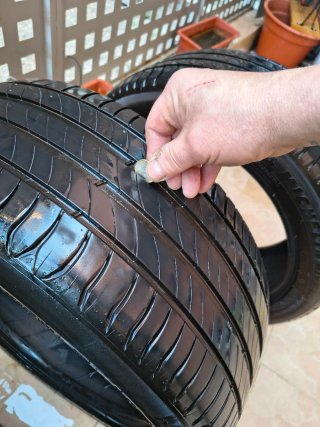 Neumático 235/45 R17 93V