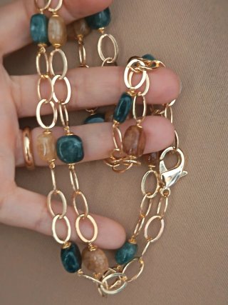 Collana oro con pietre verdi e ambra