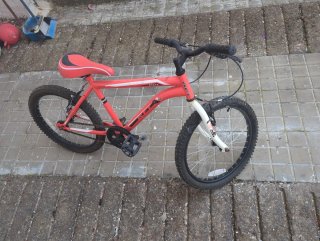 Bicicleta infantil roja