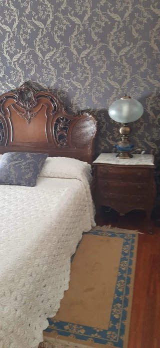 Mesa y 4 sillas comedor clásicas