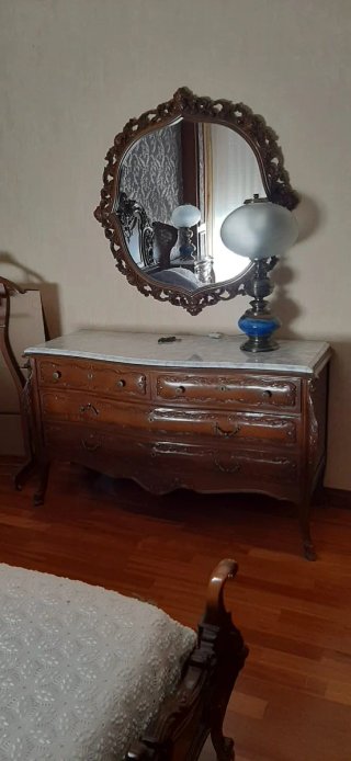 Mesa y 4 sillas comedor clásicas
