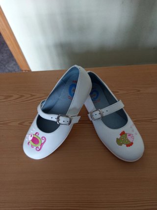 Zapatos blancos infantiles con peces
