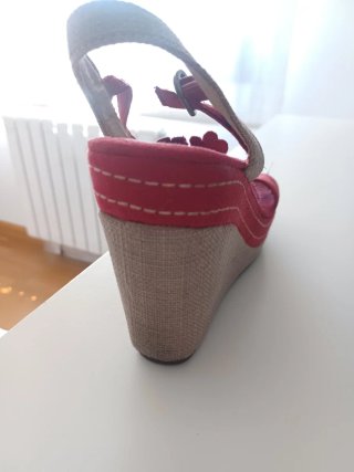 Cuñas rojas con flores