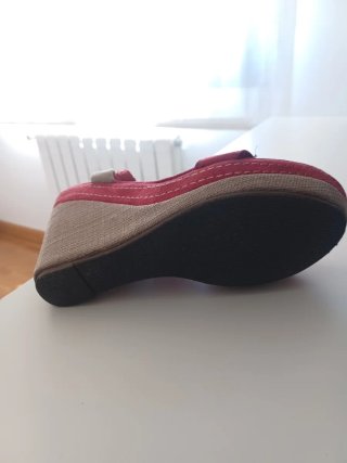 Cuñas rojas con flores