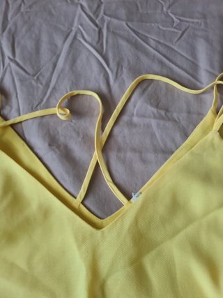 Camiseta tirantes amarilla Stradivarius