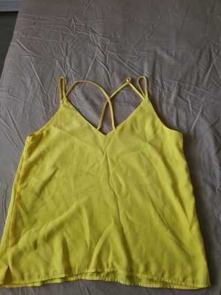 Camiseta tirantes amarilla Stradivarius