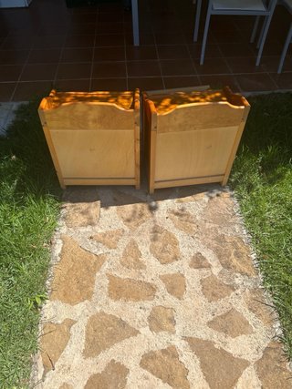 Mesitas de noche de madera con cajones