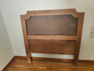 Cabecero de madera y ratán vintage