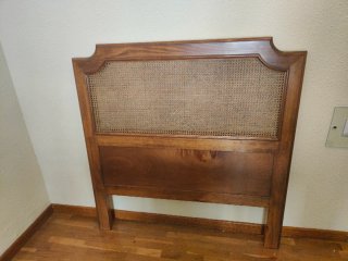 Cabecero de madera y ratán vintage