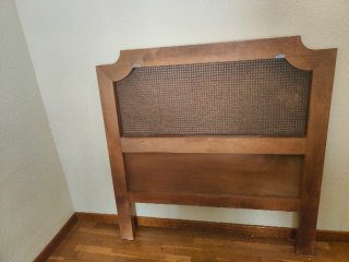 Cabecero de madera y ratán vintage