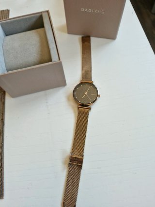 Reloj Parfois dorado y esfera negra