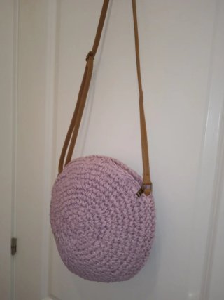 Bolso redondo tejido con abalorios