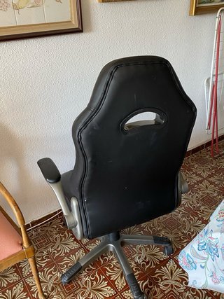 Silla de escritorio negra y plateada