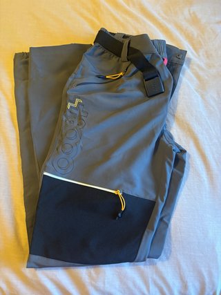 Pantalones Trekking +8000 Grises y Negros