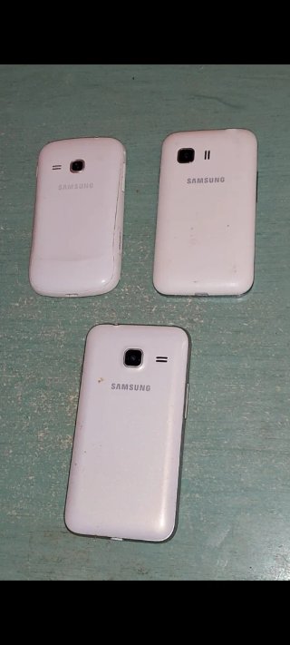 3 Smartphones Samsung Blancos y Negros