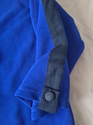 Camiseta  Stradivarius azul acanalada con detalle