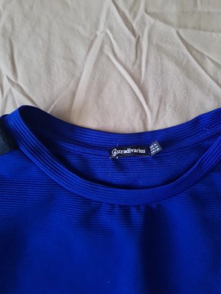 Camiseta  Stradivarius azul acanalada con detalle