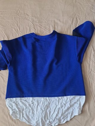 Camiseta  Stradivarius azul acanalada con detalle