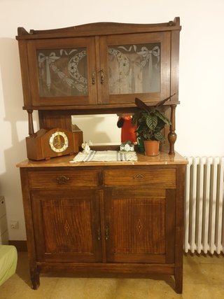 Mueble vitrina de madera con mármol