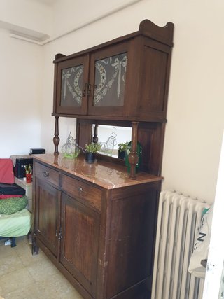 Mueble vitrina de madera con mármol