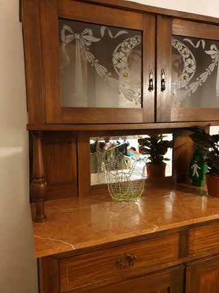 Mueble vitrina de madera con mármol