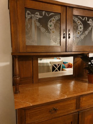 Mueble vitrina de madera con mármol