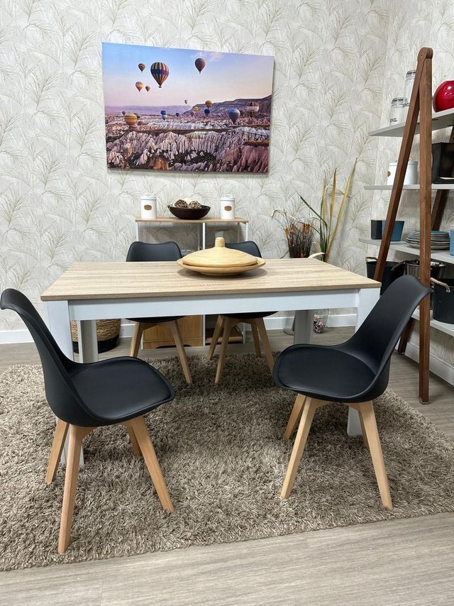 Mesa Moderna con 4 Sillas Acolchadas