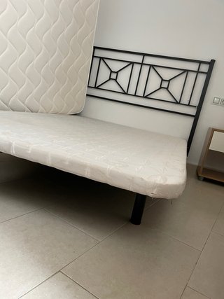 Cama con base tapizada y cabecero