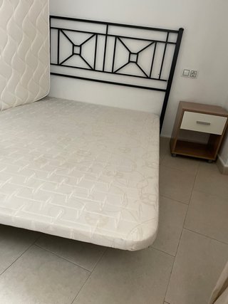 Cama con base tapizada y cabecero