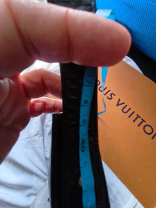 Bolso negro con ojales,en piel ,(no es de marca)