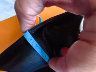 Bolso negro con ojales,en piel ,(no es de marca)