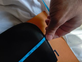 Bolso negro con ojales,en piel ,(no es de marca)