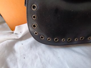 Bolso negro con ojales,en piel ,(no es de marca)