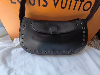 Bolso negro con ojales,en piel ,(no es de marca)