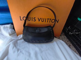 Bolso negro con ojales,en piel ,(no es de marca)