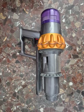 Aspirapolvere Dyson V15 Absolute Fluffy. Malfunziona 3 volte e poi funziona