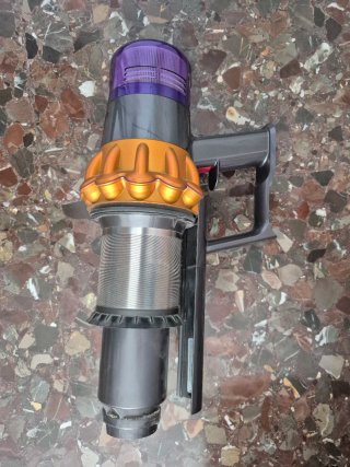 Aspirapolvere Dyson V15 Absolute Fluffy. Malfunziona 3 volte e poi funziona